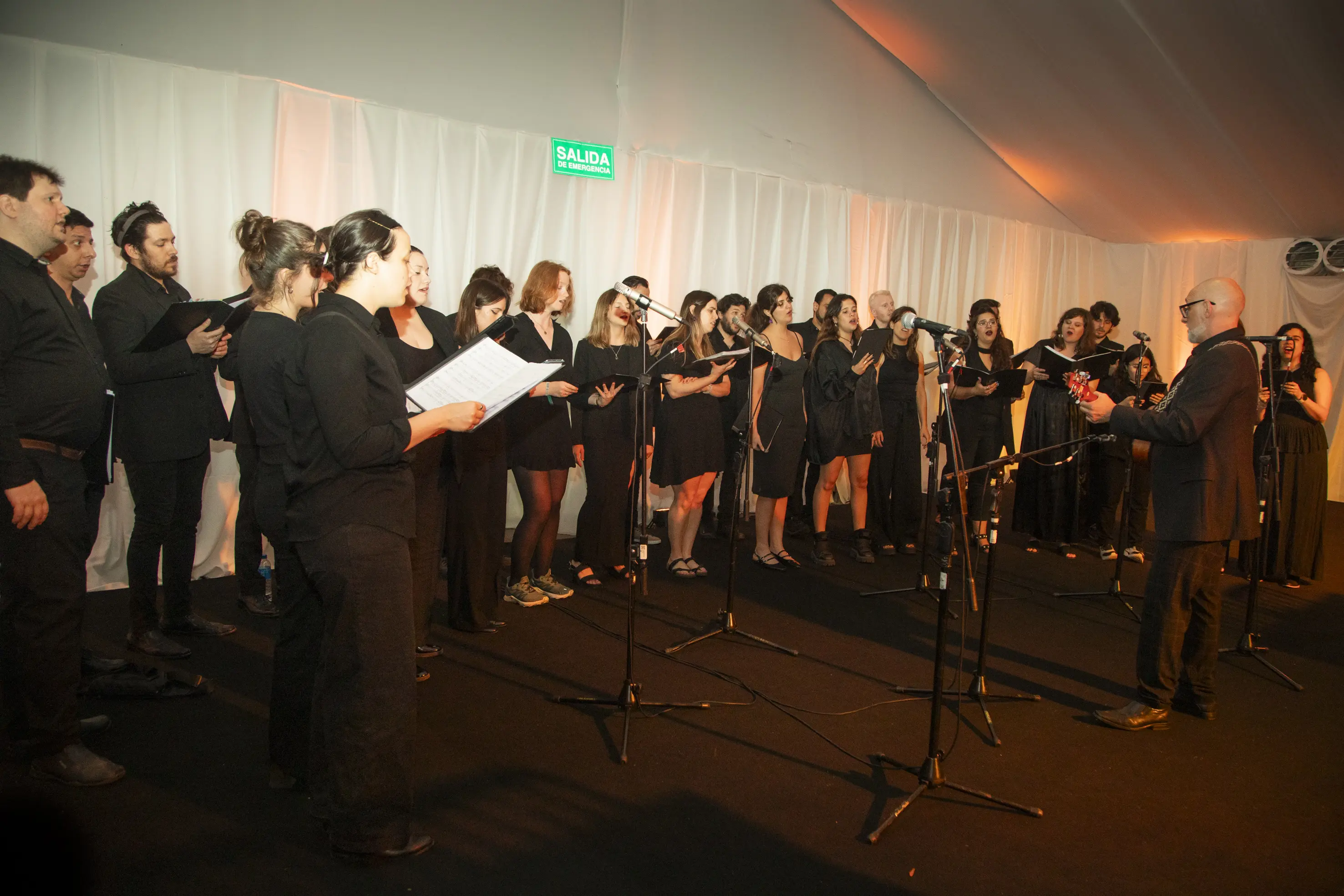 78. El Ensamble vocal de la Universidad ofreció algunas canciones al cierre del evento.webp